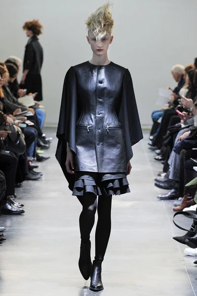 Look 10